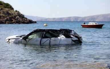 Izvlačenje automobila u kojem je poginulo četvero ljudi kod Senja