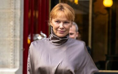 Pamela Anderson u smeđoj satenskoj haljini