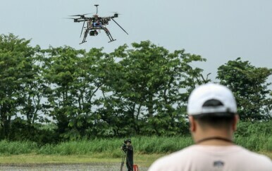 Muškarac upravlja multirotorom, ilustracija