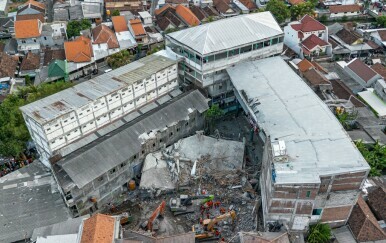 Ruševine škole u Indoneziji