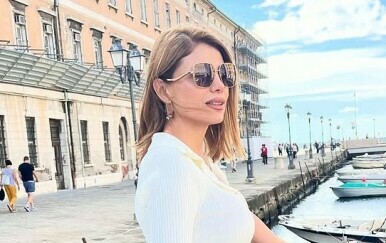 Lejla Filipović u tamnoplavim trapericama