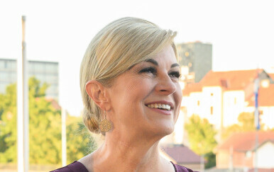 Kolinda Grabar-Kitarović u plavoj haljini efektnog uzorka