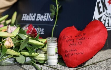 Fanovi odaju počast Halidu Bešliću - 2