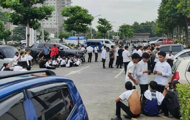 Ljudi na ulici nakon što je potres pogodio Filipine