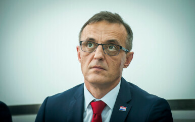 Bivši ministar ulovljen u švercanju cigareta: Pogledajte gdje je u autu sakrio šteke