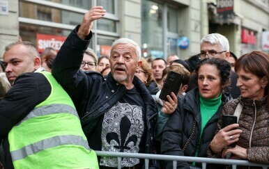 Neočekivan trenutak na oproštaju Halidu Bešliću, poznatom glumcu pozlilo pred tisućama ljudi