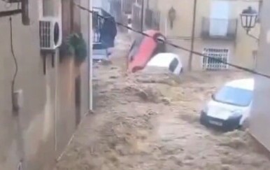 VIDEO Katastrofalne poplave u Kataloniji: Bujice nosile sve pred sobom