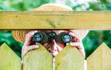 Čovjek gleda preko ograde, ilustracija