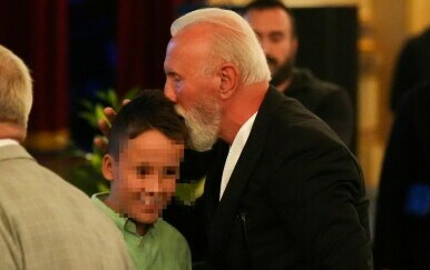 Unuk Halida Bešlića, Dino Merlin