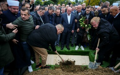 Lijes Halida Bešlića u grob je spustio njegov sin Dino