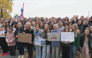 Prosvjed ispred škole u Donjem Dragonošcu