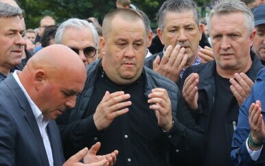Dino Bešlić na pogrebu oca - 1