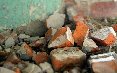 Urušen zid, ilustracija