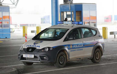 Policija na Bajakovu, ilustracija