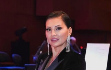 Nina Badrić u crnom baršunastom odijelu