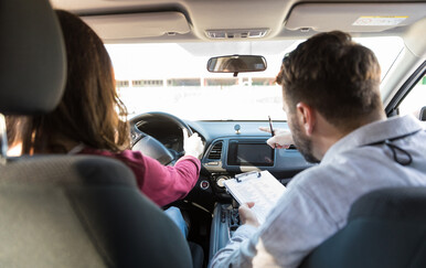 Kako se piše: auto-škola, auto škola ili autoškola