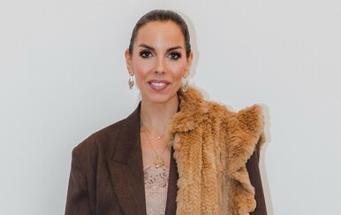 Olja Vori u satenskoj suknji i topu iz jesenske kolekcije H&M 2025.