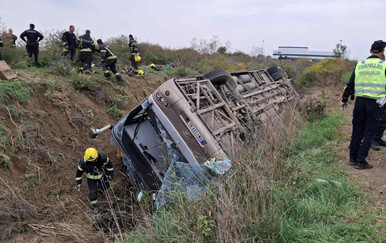 Autobus se prevrnuo kod Sremske Mitrovice — tri žrtve, deseci ozlijeđenih