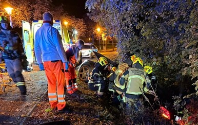 Strašna nesreća u centru grada: Četvero mladih sletjelo s ceste, vozilo se zabilo u stablo
