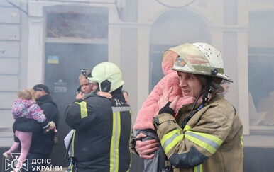 Vatrogasci spašavaju djecu iz pogođenog vrtića