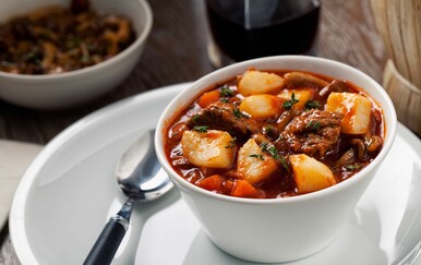 Da čitava kuća zamiriši "na domaće": Recept za goveđi gulaš iz pećnice