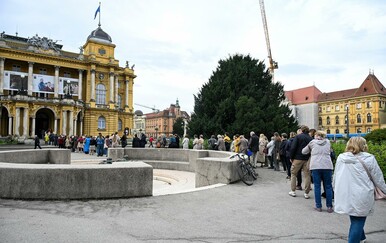 Građani čekaju u redu ispred HNK-a - 1