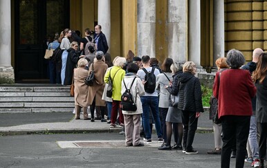 Građani čekaju u redu ispred HNK-a - 2