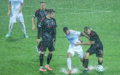 UŽIVO Vrijeme je i dalje katastrofalno: Prvo poluvrijeme u Rijeci "trajalo" gotovo tri sata!
