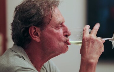 Alkohol u starijoj dobi nosi 6 rizika o kojima vam nitko ne govori!