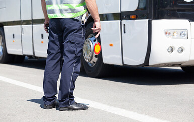 Objavljena šokantna snimka: Pijan vozio do Gorskog kotara i zaključao se u autobus