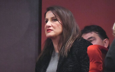 Davorka Dalić u sivim salonkama s remenčićem brenda Nine West