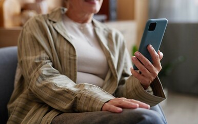 Ilustracija; Audio knjiga na mobitelu