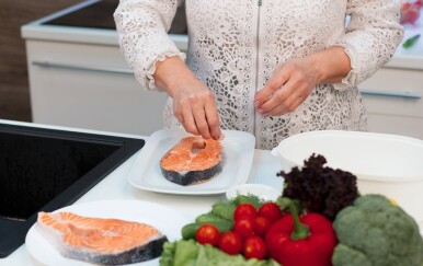 7 namirnica bogatih proteinima koje žene starije od 50 godina trebaju jesti svaki tjedan