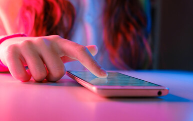 Djevojčica gleda mobitel, ilustracija