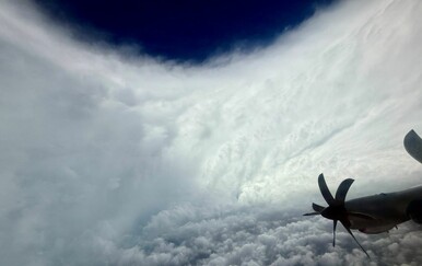 FOTO i VIDEO Zavirite u središte zastrašujućeg uragana Melissa