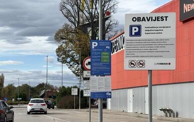 Obavijest o novom sustavu naplate parkinga postavljena na prilazu parkingu