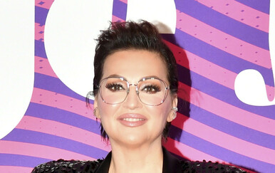 Nina Badrić u prugastom odijelu i lakiranim salonkama