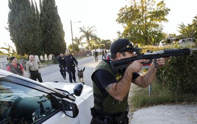 Američka policija s dugim cijevima (Foto: Arhiva/AFP)