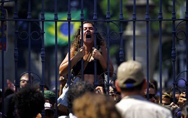 Prosvjednik prosvjeduje protiv brazilske savezne vlade zbog devastiranog Nacionalnog muzeja (Foto: AFP)