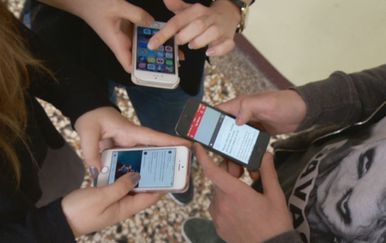 Učenici na mobitelima (Foto: Dnevnik.hr)