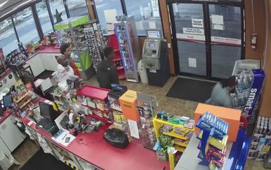 Prodavaču u trgovini iznenada je pozlilo (Screenshot: Facebook/Auburn WA Police Department)