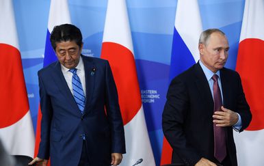 Shinzo Abe i Vladimir Putin (Foto: Kirill KUDRYAVTSEV / AFP)