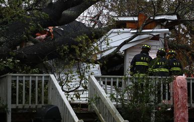 Stablo palo na kuću u Wilmingtonu u Sjevernoj Karolini tijekom uragana Florence, poginule dvije osobe (Foto: AFP)