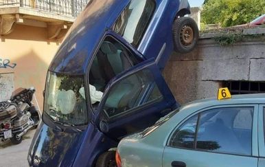 Automobil pao na kolnik u Puli (Foto: Dnevnik.hr)