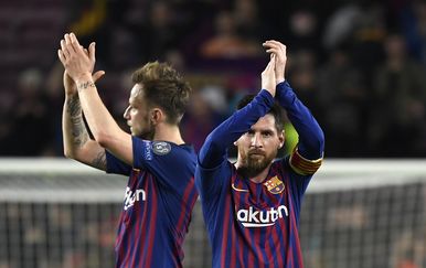 Messi i Rakitić pozdravljaju navijače (Foto: AFP)