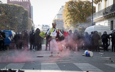 Sukob policije i žutih prsluka u Parizu (Foto: AFP)
