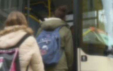 Djeca ulaze u školsku autobus, ilustracija