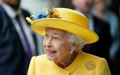 Kraljica Elizabeta II. u javnosti je nosila upečatljive boje - 8