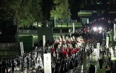 Deseci tisuća ljudi čekaju na oproštaj od kraljice - 4