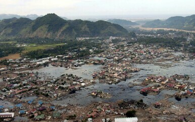 Selo na obali Sumatre nakon tsunamija 2004.